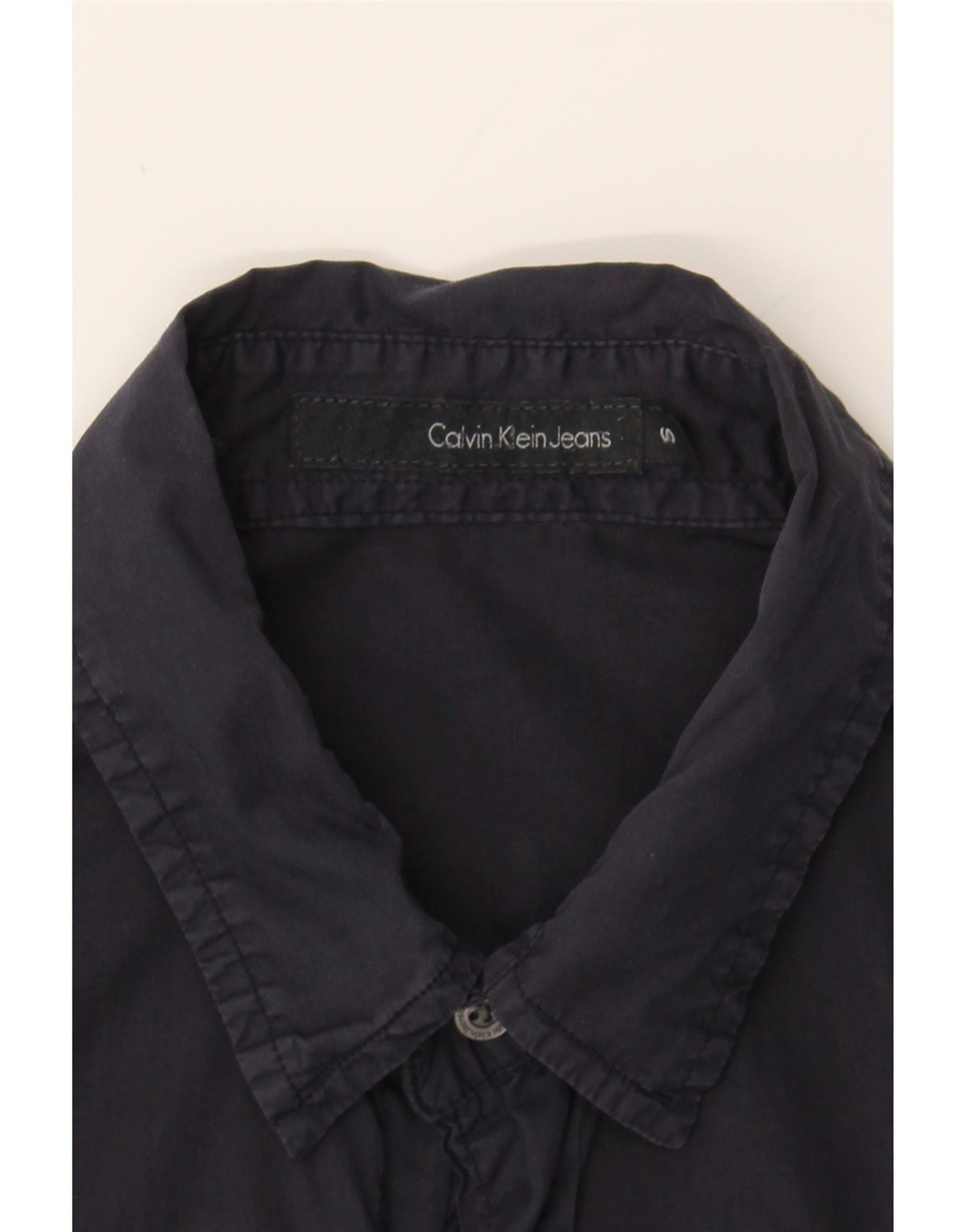 CALVIN KLEIN Mens Graphic Short Sleeve Shirt Small Navy Blue Cotton Vintage Calvin Klein and Second-Hand Calvin Klein from Messina Hembry