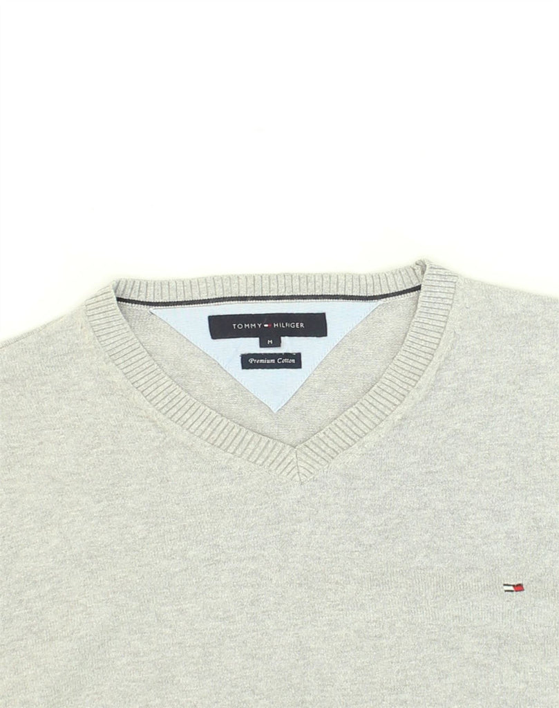 TOMMY HILFIGER Mens V-Neck Jumper Sweater Medium Grey Cotton | Vintage Tommy Hilfiger | Thrift | Second-Hand Tommy Hilfiger | Used Clothing | Messina Hembry 