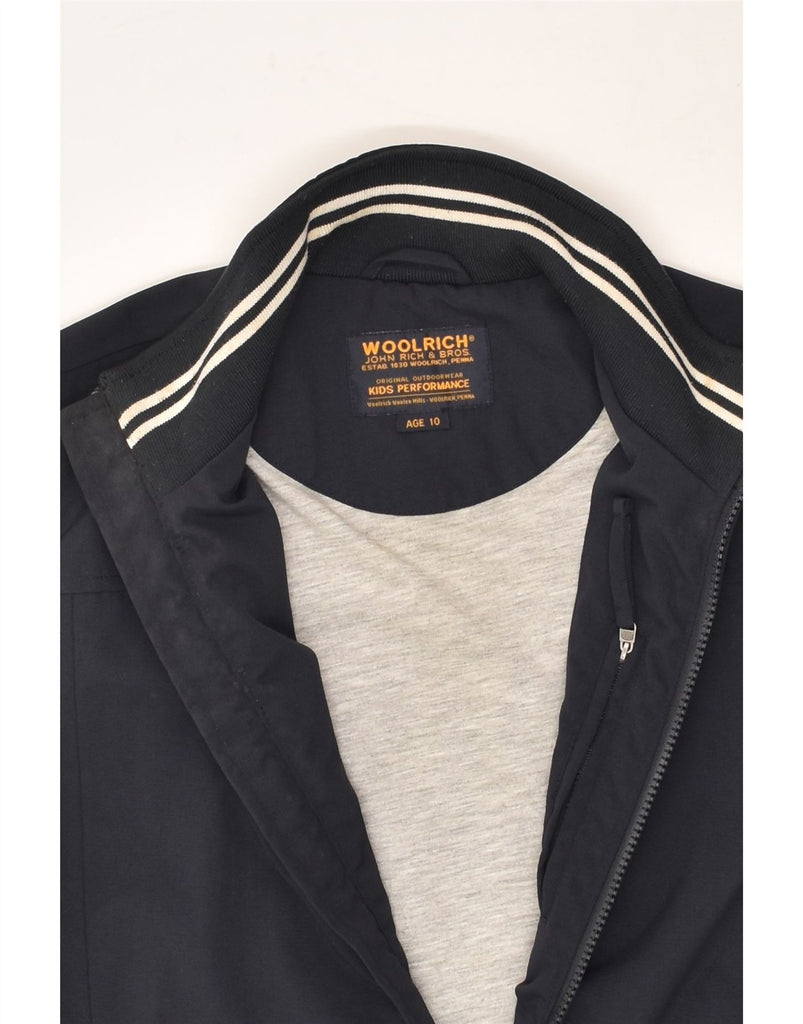 WOOLRICH Boys Graphic Bomber Jacket 9-10 Years Navy Blue Polyester | Vintage Woolrich | Thrift | Second-Hand Woolrich | Used Clothing | Messina Hembry 