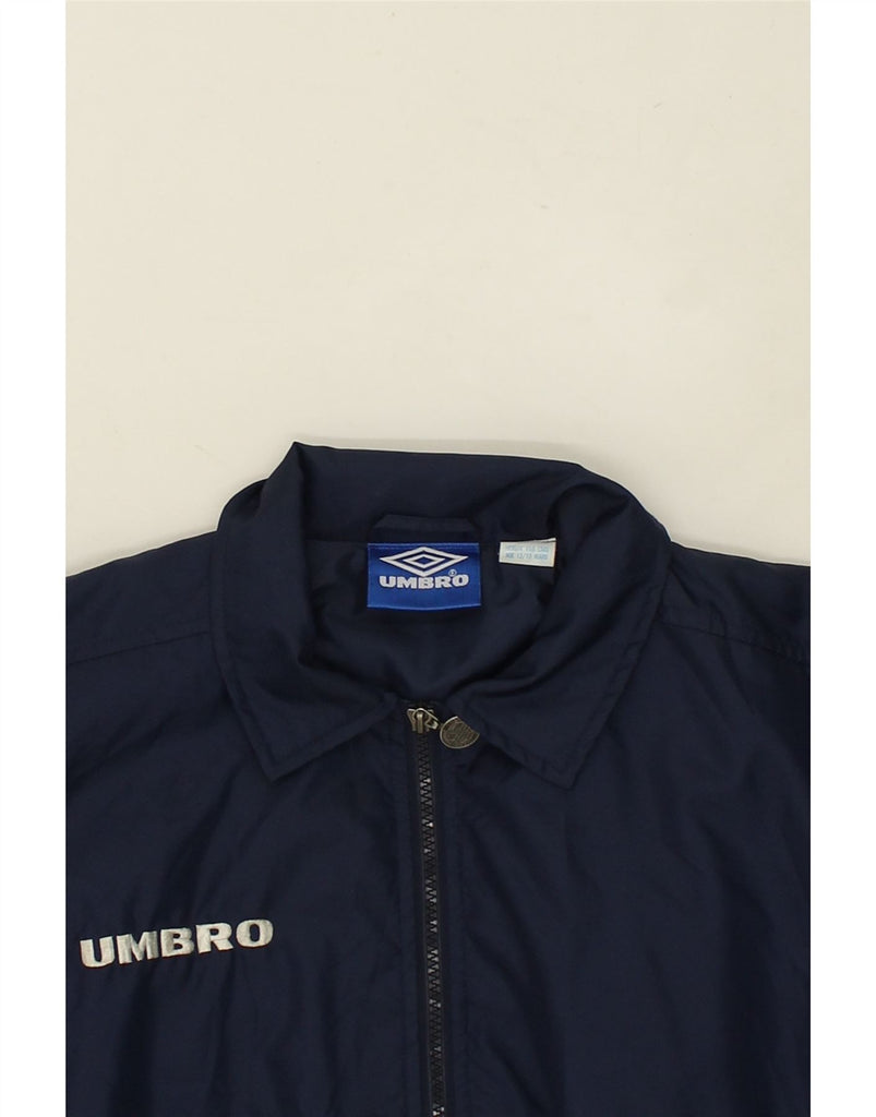 UMBRO Boys Graphic Bomber Jacket 12-13 Years Navy Blue Nylon | Vintage Umbro | Thrift | Second-Hand Umbro | Used Clothing | Messina Hembry 