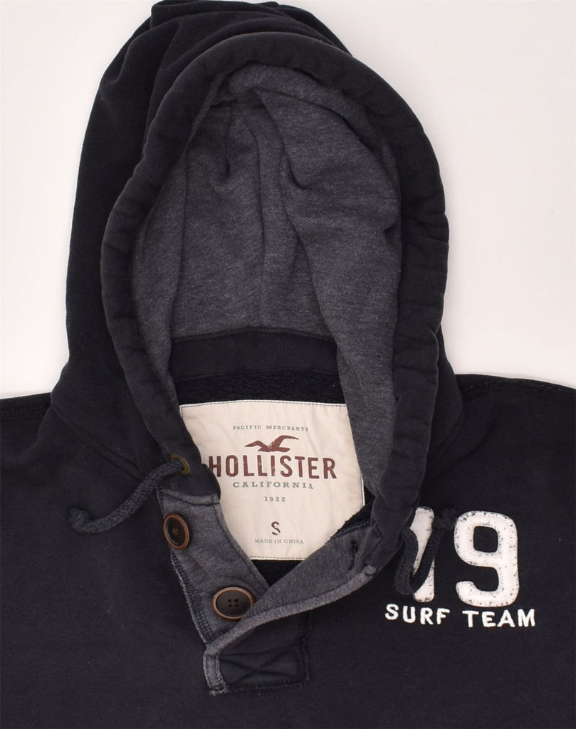 HOLLISTER Mens Graphic Button Neck Hoodie Jumper Small Navy Blue Cotton | Vintage Hollister | Thrift | Second-Hand Hollister | Used Clothing | Messina Hembry 