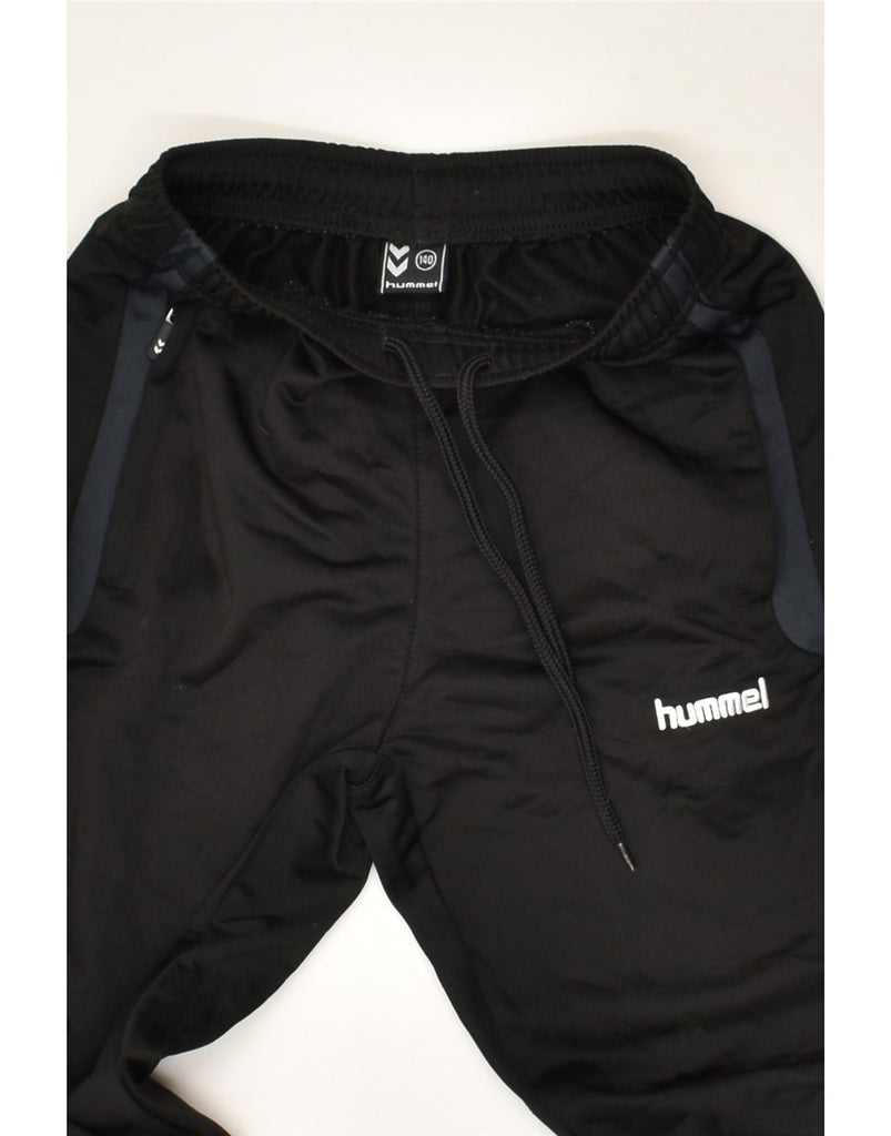 HUMMEL Boys Graphic Tracksuit Trousers 9-10 Years Black Polyester | Vintage Hummel | Thrift | Second-Hand Hummel | Used Clothing | Messina Hembry 