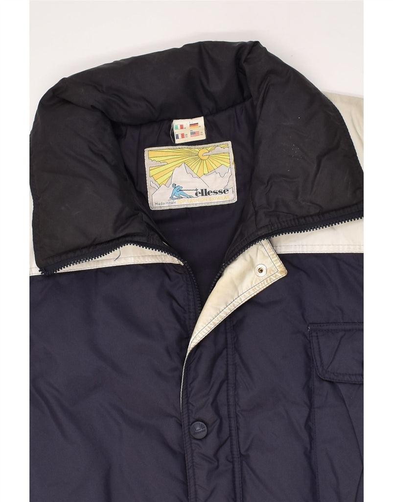 ELLESSE Mens Ski Jacket IT 48 Medium Navy Blue Colourblock Nylon | Vintage Ellesse | Thrift | Second-Hand Ellesse | Used Clothing | Messina Hembry 