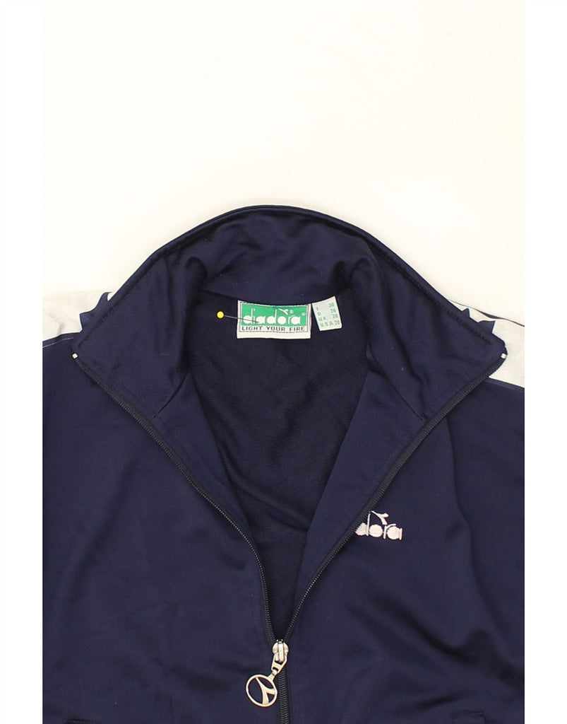 DIADORA Boys Graphic Tracksuit Top Jacket 8-9 Years Navy Blue Polyester | Vintage Diadora | Thrift | Second-Hand Diadora | Used Clothing | Messina Hembry 