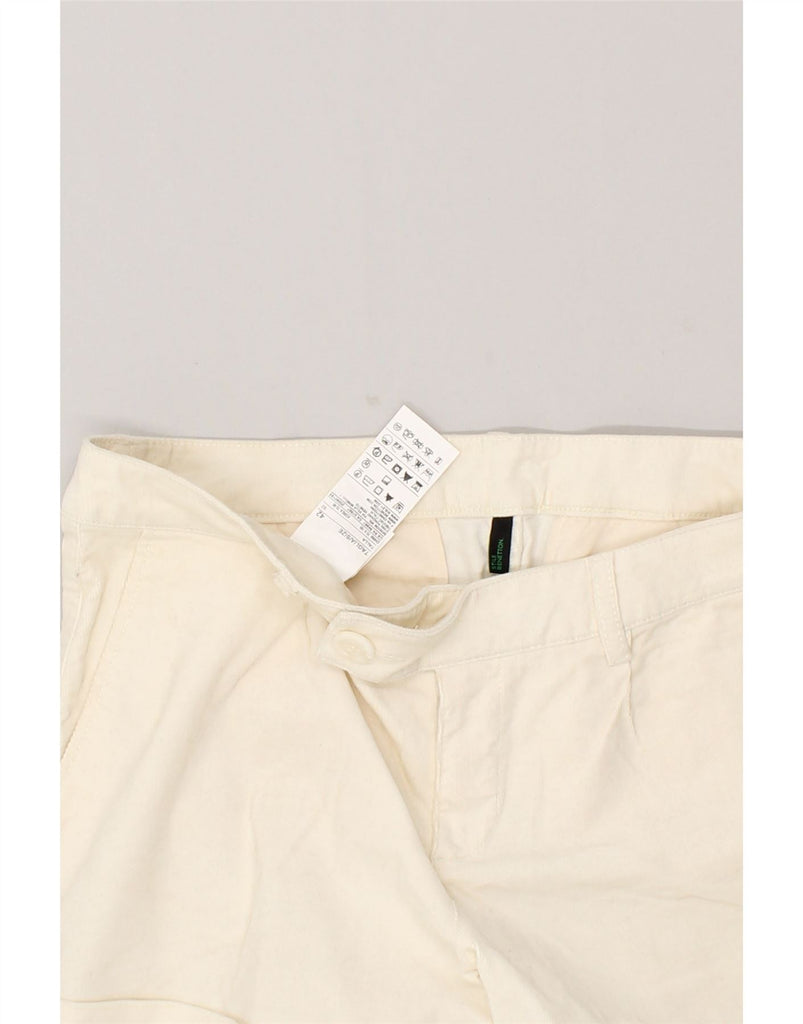 UNITED COLORS OF BENETTON Womens Chino Shorts IT 42 Medium W32 White | Vintage United Colors of Benetton | Thrift | Second-Hand United Colors of Benetton | Used Clothing | Messina Hembry 