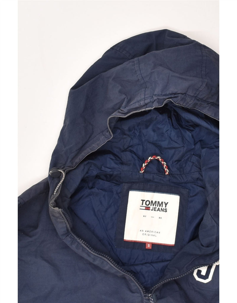 TOMMY HILFIGER Mens Graphic Hooded Anorak Jacket UK 36 Small Navy Blue | Vintage Tommy Hilfiger | Thrift | Second-Hand Tommy Hilfiger | Used Clothing | Messina Hembry 