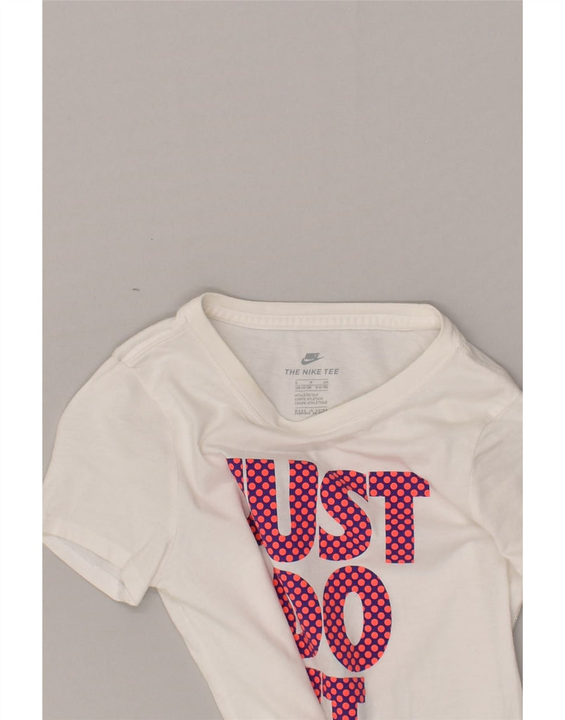 NIKE Girls Graphic T-Shirt Top 8-9 Years Small White Cotton | Vintage Nike | Thrift | Second-Hand Nike | Used Clothing | Messina Hembry 