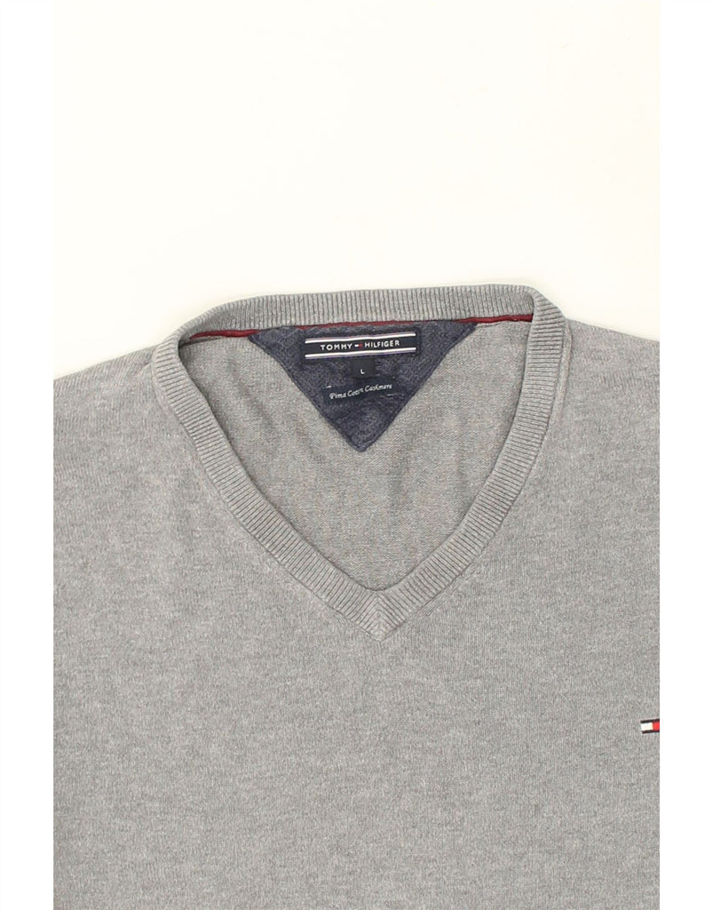 TOMMY HILFIGER Mens V-Neck Jumper Sweater Large Grey Cotton | Vintage Tommy Hilfiger | Thrift | Second-Hand Tommy Hilfiger | Used Clothing | Messina Hembry 