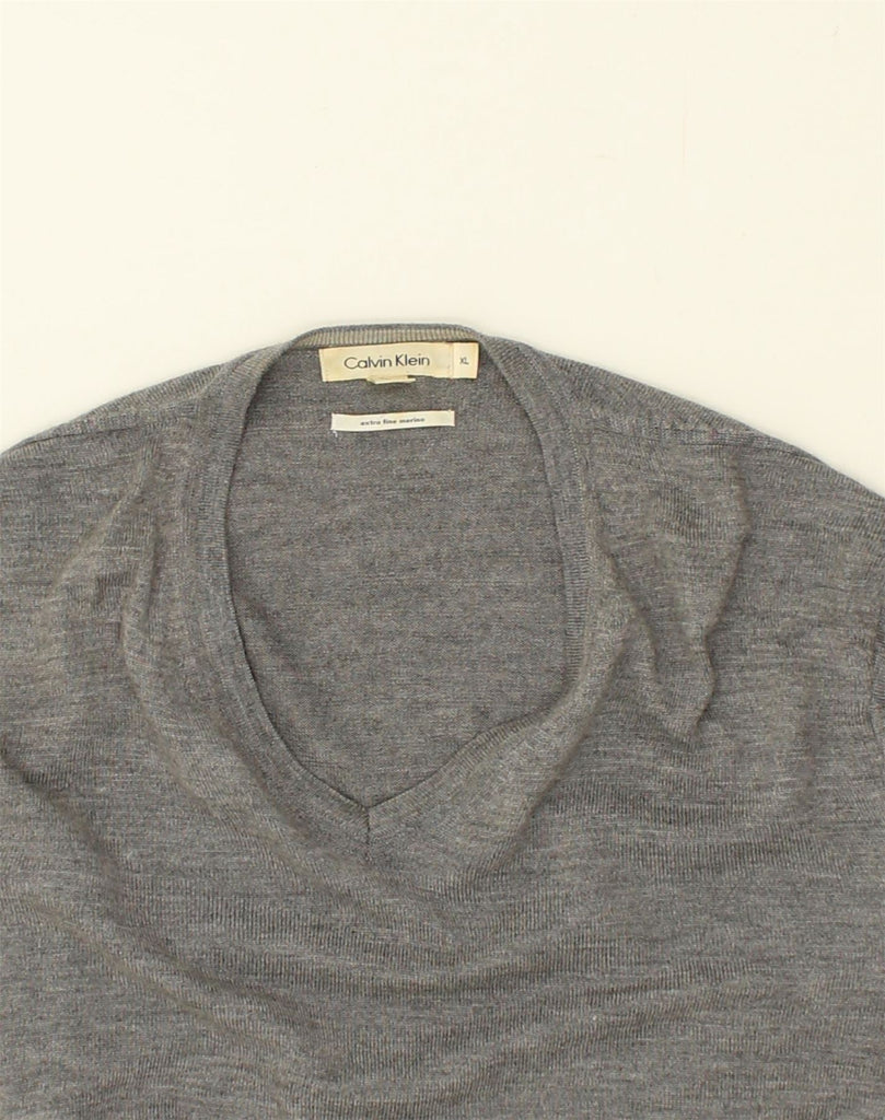 CALVIN KLEIN Mens Slim Fit V-Neck Jumper Sweater XL Grey Merino Wool | Vintage Calvin Klein | Thrift | Second-Hand Calvin Klein | Used Clothing | Messina Hembry 