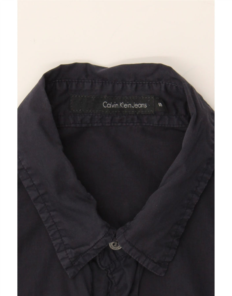 CALVIN KLEIN Mens Graphic Short Sleeve Shirt Small Navy Blue Cotton Vintage Calvin Klein and Second-Hand Calvin Klein from Messina Hembry 