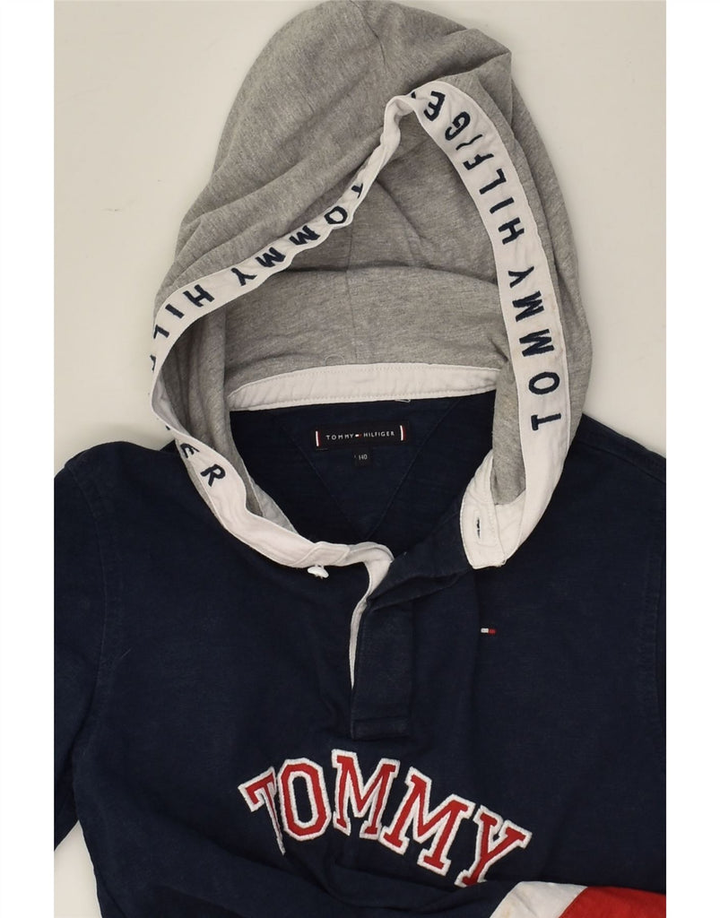 TOMMY HILFIGER Boys Hooded Graphic Top Long Sleeve 9-10 Years Navy Blue | Vintage Tommy Hilfiger | Thrift | Second-Hand Tommy Hilfiger | Used Clothing | Messina Hembry 