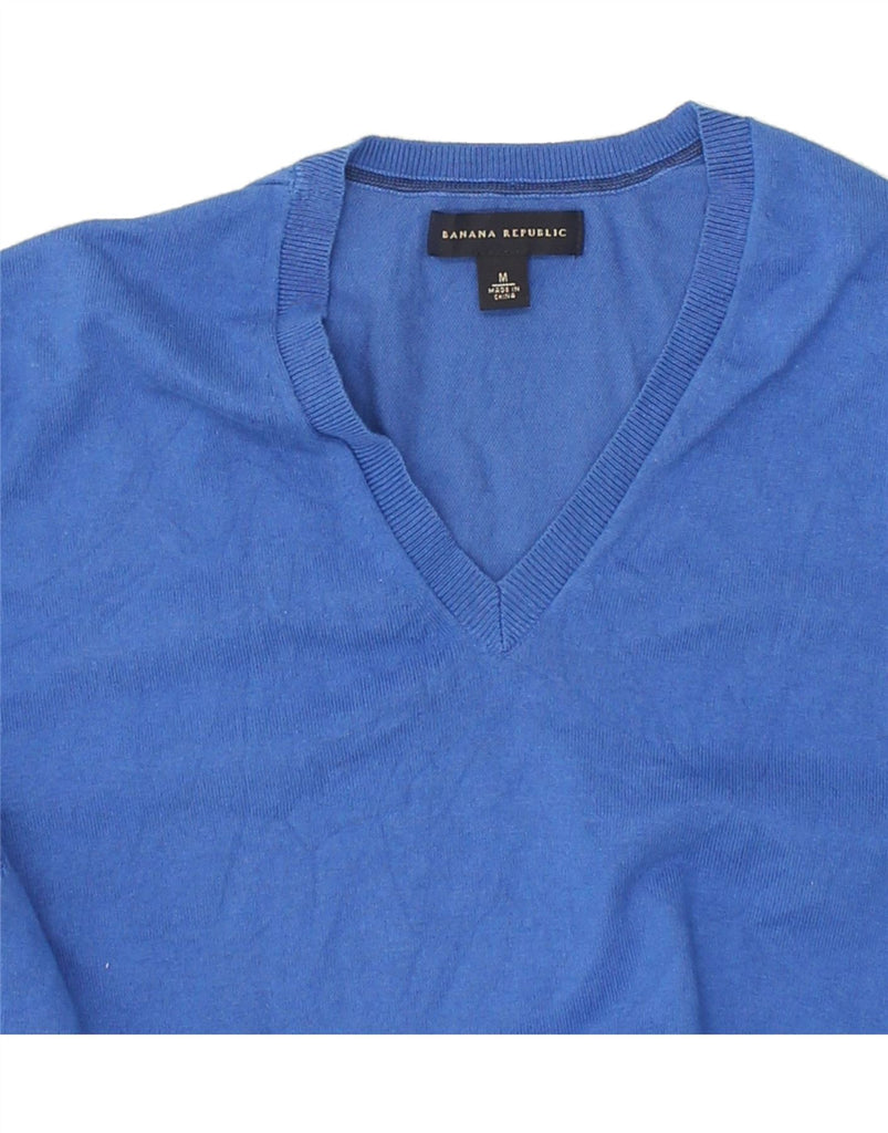 BANANA REPUBLIC Mens V-Neck Jumper Sweater Medium Blue Silk | Vintage Banana Republic | Thrift | Second-Hand Banana Republic | Used Clothing | Messina Hembry 