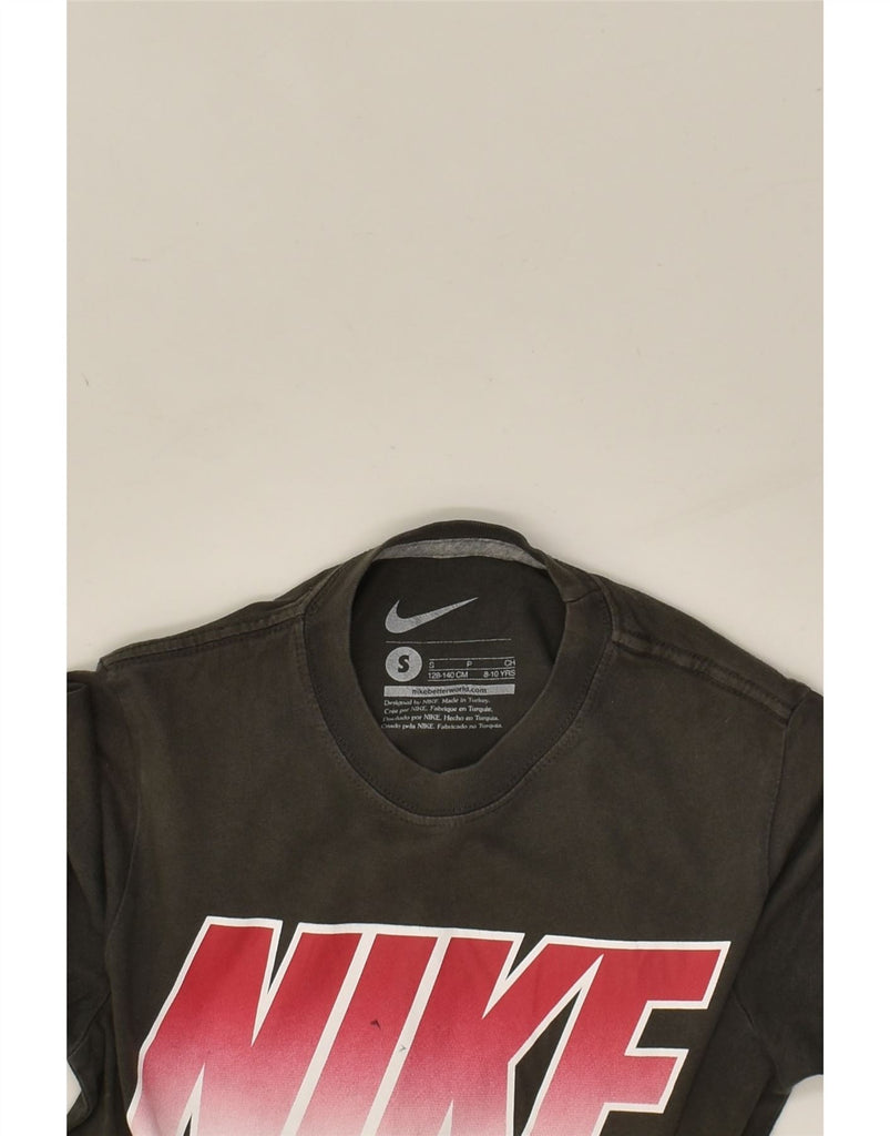 NIKE Boys Graphic T-Shirt Top 8-9 Years Small Grey | Vintage Nike | Thrift | Second-Hand Nike | Used Clothing | Messina Hembry 