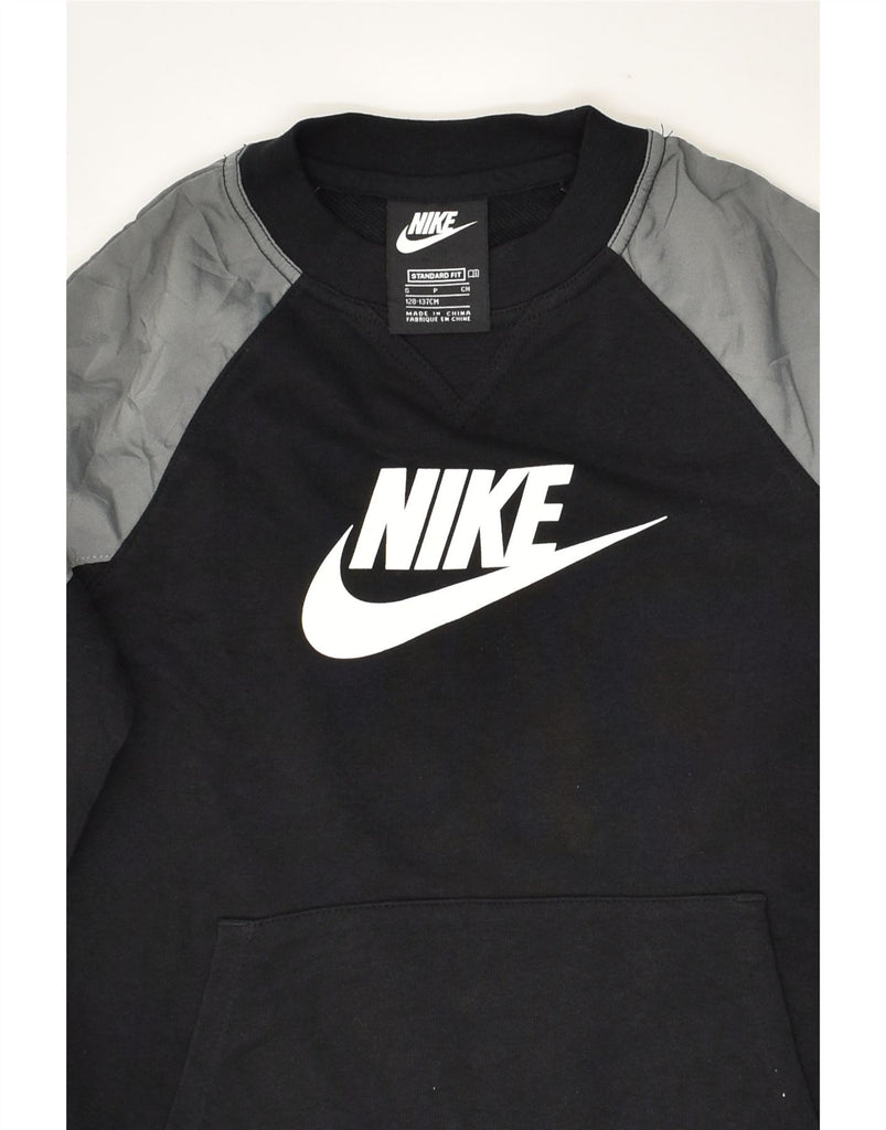 NIKE Boys Graphic Sweatshirt Jumper 8-9 Years Small Black Cotton | Vintage Nike | Thrift | Second-Hand Nike | Used Clothing | Messina Hembry 