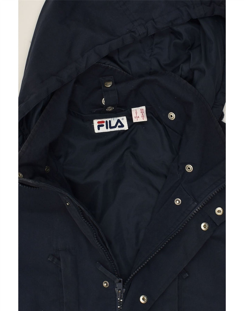 FILA Mens Hooded Windbreaker Jacket IT 44 XS Navy Blue Polyester | Vintage Fila | Thrift | Second-Hand Fila | Used Clothing | Messina Hembry 