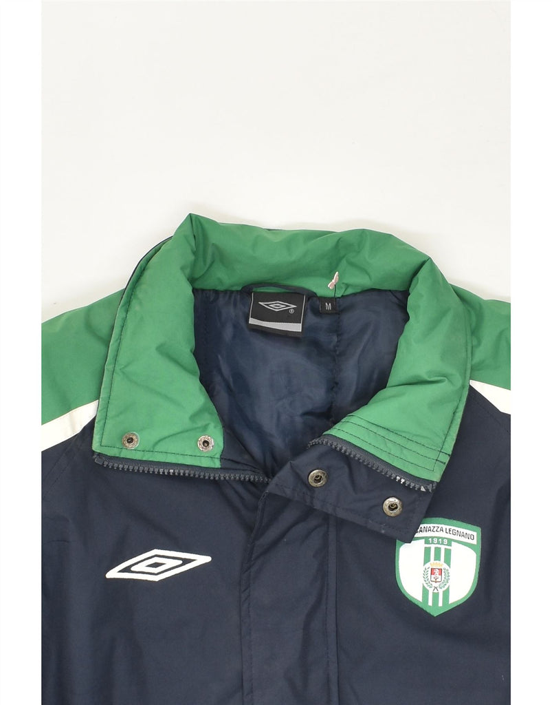 UMBRO Mens Graphic Padded Jacket UK 38 Medium Navy Blue Colourblock Sports | Vintage Umbro | Thrift | Second-Hand Umbro | Used Clothing | Messina Hembry 