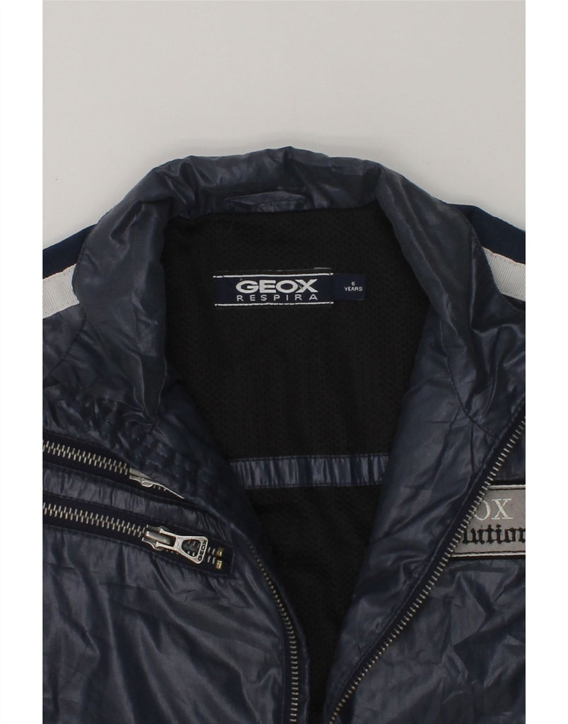 GEOX Boys Graphic Bomber Jacket 5-6 Years Navy Blue Polyester | Vintage Geox | Thrift | Second-Hand Geox | Used Clothing | Messina Hembry 