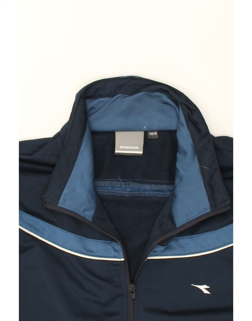 DIADORA Mens Tracksuit Top Jacket IT 56 XL Navy Blue Polyester | Vintage Diadora | Thrift | Second-Hand Diadora | Used Clothing | Messina Hembry 