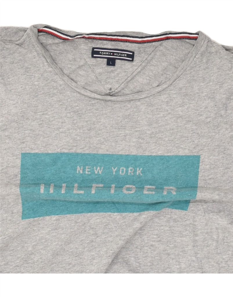 TOMMY HILFIGER Mens Graphic T-Shirt Top Medium Grey Cotton | Vintage Tommy Hilfiger | Thrift | Second-Hand Tommy Hilfiger | Used Clothing | Messina Hembry 