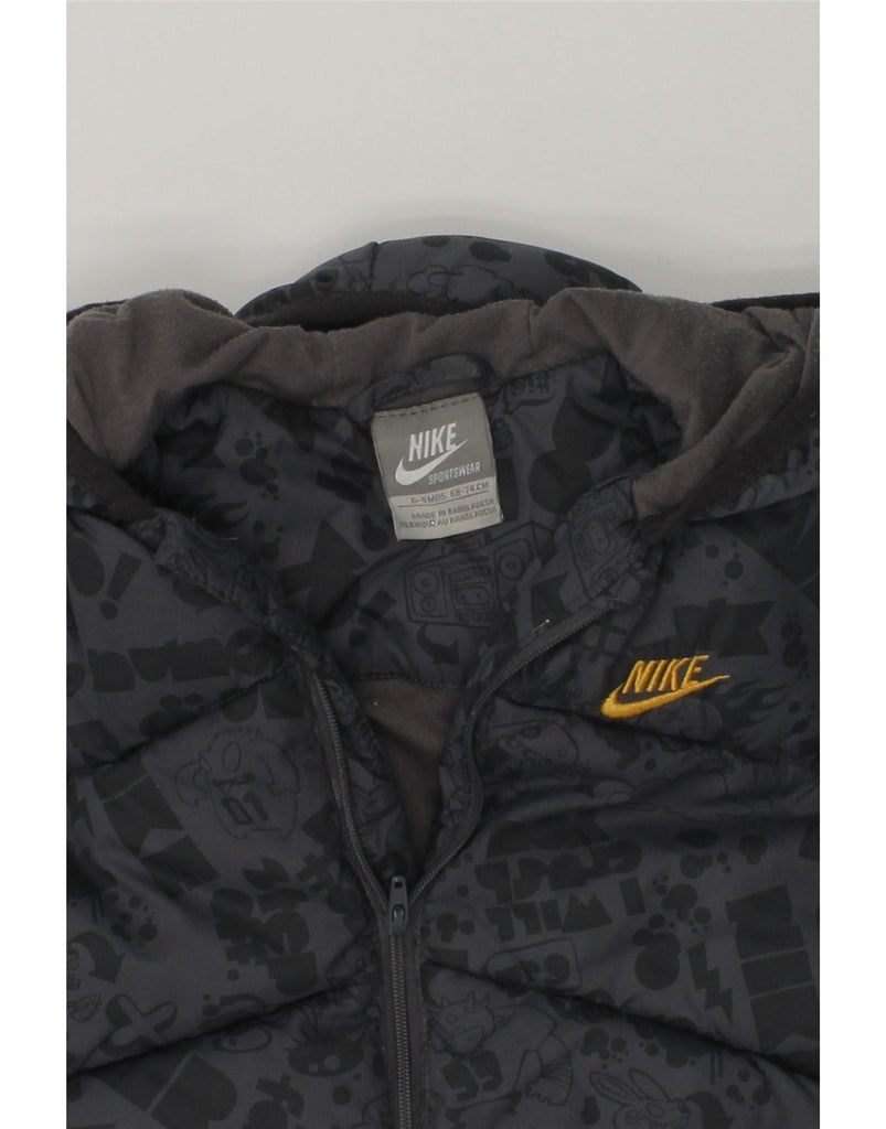 NIKE Baby Boys Graphic Hooded Padded Jacket 6-9 Months Grey Polyester | Vintage Nike | Thrift | Second-Hand Nike | Used Clothing | Messina Hembry 
