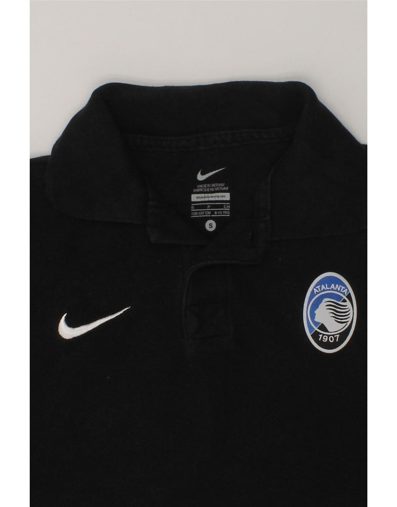 NIKE Boys Atalanta 1907 Graphic Polo Shirt 8-9 Years Small Black Cotton | Vintage Nike | Thrift | Second-Hand Nike | Used Clothing | Messina Hembry 