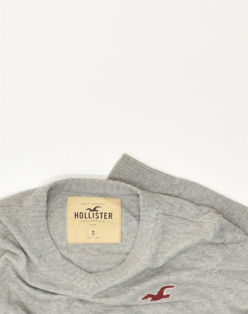 HOLLISTER Mens V-Neck Jumper Sweater Small Grey Cotton | Vintage Hollister | Thrift | Second-Hand Hollister | Used Clothing | Messina Hembry 