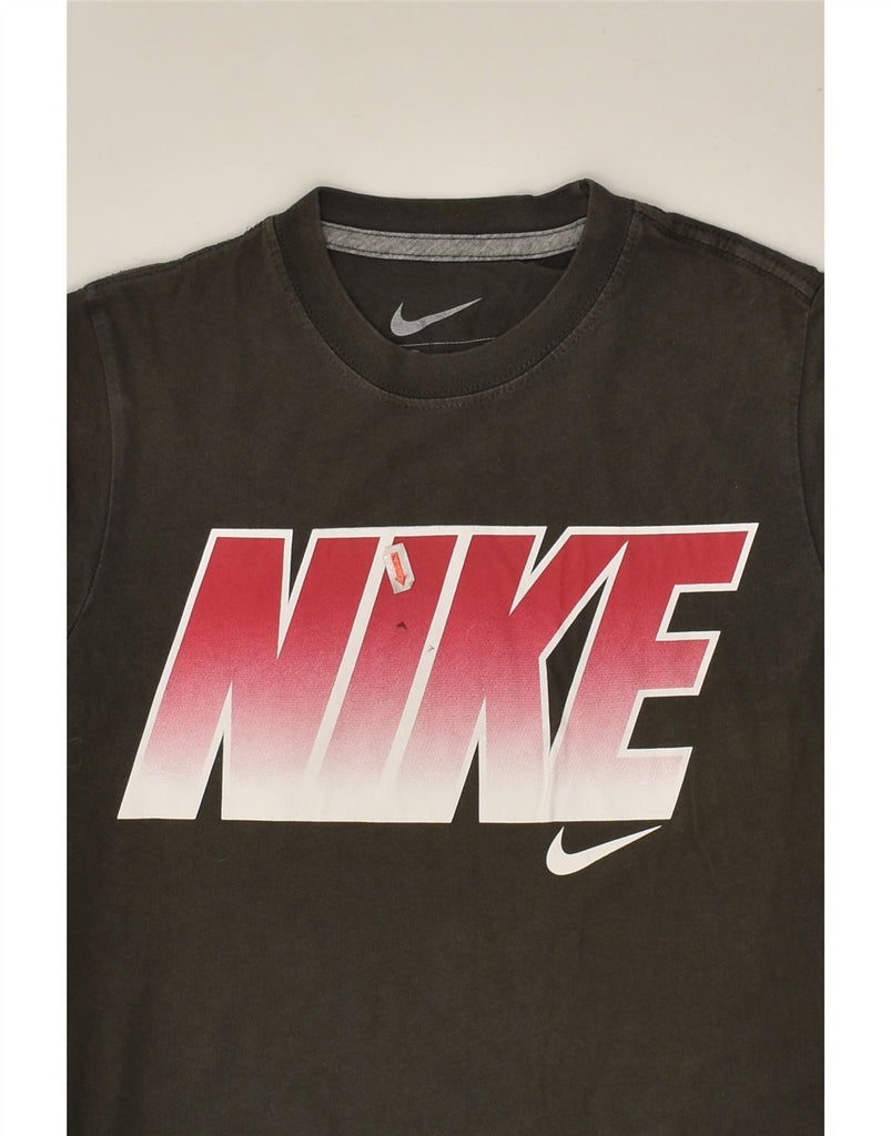 NIKE Boys Graphic T-Shirt Top 8-9 Years Small Grey | Vintage Nike | Thrift | Second-Hand Nike | Used Clothing | Messina Hembry 