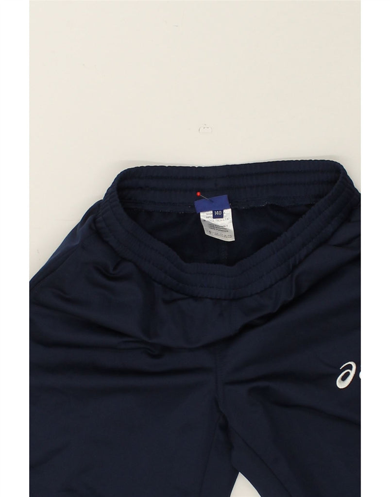 ASICS Boys Graphic Tracksuit Trousers 9-10 Years Navy Blue Polyester | Vintage Asics | Thrift | Second-Hand Asics | Used Clothing | Messina Hembry 